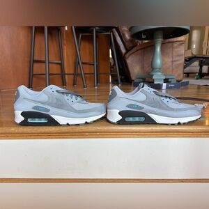 Nike Air Max 90 Men's Light Gray and Teal Sneakers